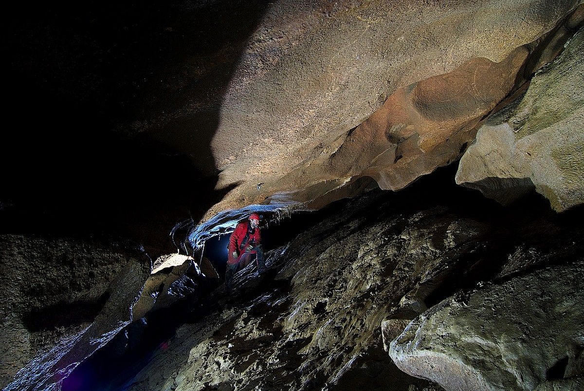 Ades taldeko espeleologo bat, urak estaltzen duen galeria zatian. ADES ESPELEOLOGIA TALDEA.