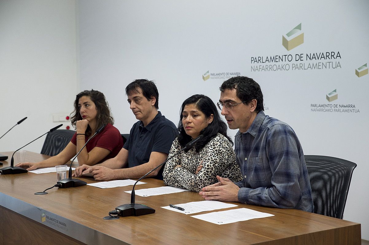 Laura Perez, Carlos Couso, Fanny Carrillo eta Ruben Velasco, atzo, parlamentuko prentsa aretoan. IÑIGO URIZ /FOKU.