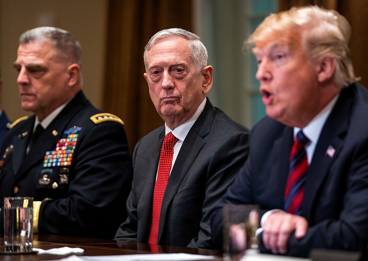 Mattis Defentsa idazkaria, Donald Trump AEBetako presidentea alboan duela, artxiboko irudi batean. JIM LO SCALZO / EFE. Mattis Defentsa idazkaria, Donald Trump AEBetako presidentea alboan duela, artxiboko irudi batean. JIM LO SCALZO / EFE.