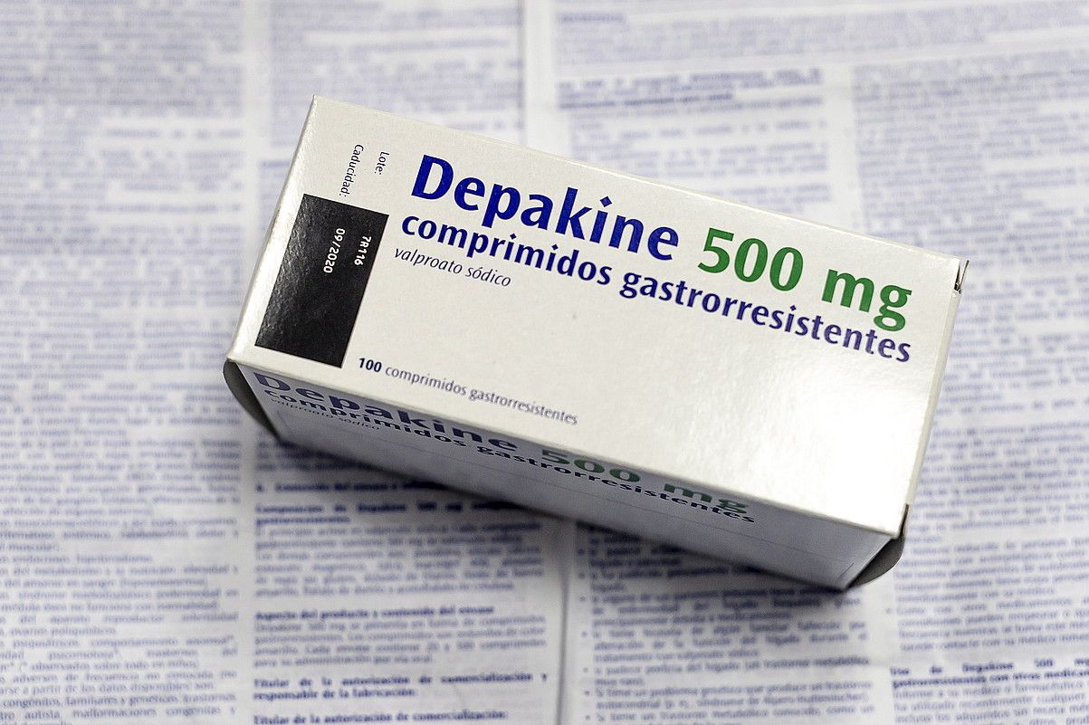Depakine botika, atzean haren prospektua duela. JAIZKI FONTANEDA / FOKU. Depakine botika, atzean haren prospektua duela. JAIZKI FONTANEDA / FOKU.