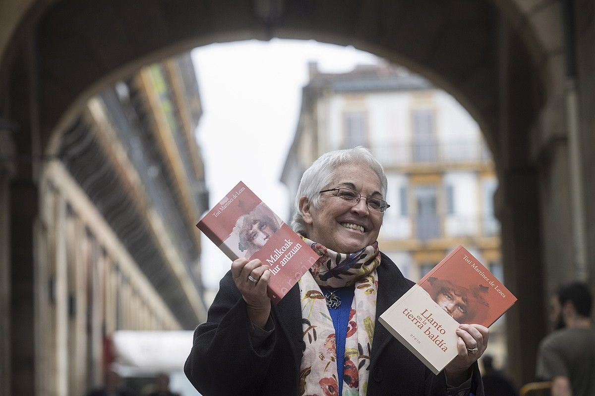 Toti Martinez de Lezea, Donostian, nobela berria eskuetan, euskarazkoa ale bat eta gaztelaniazkoa bestea. JON URBE / FOKU.