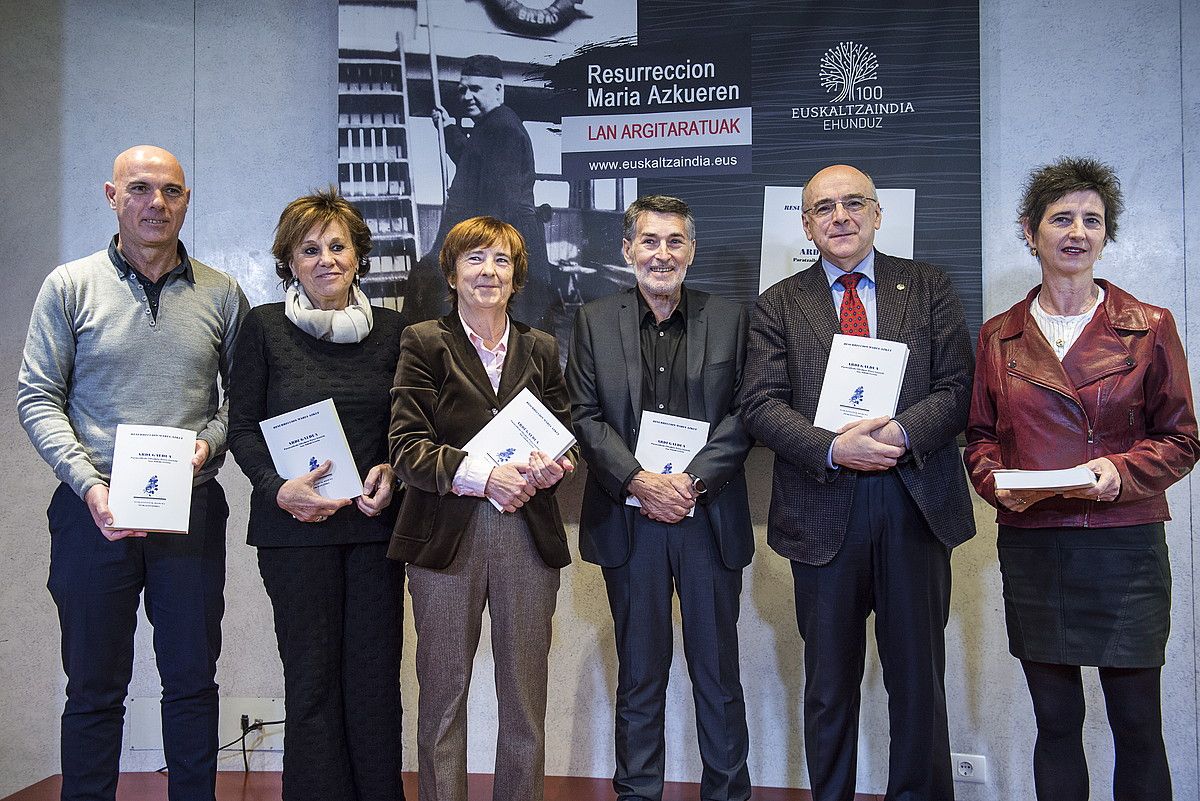 Koldo Goitia, Josune Ariztondo, Ana Toledo, Joan Mari Torrealdai, Andres Urrutia eta Elixabete Perez, atzo, Bilboko Euskaltzaindiaren egoitzan. M. RAMIREZ / FOKU.