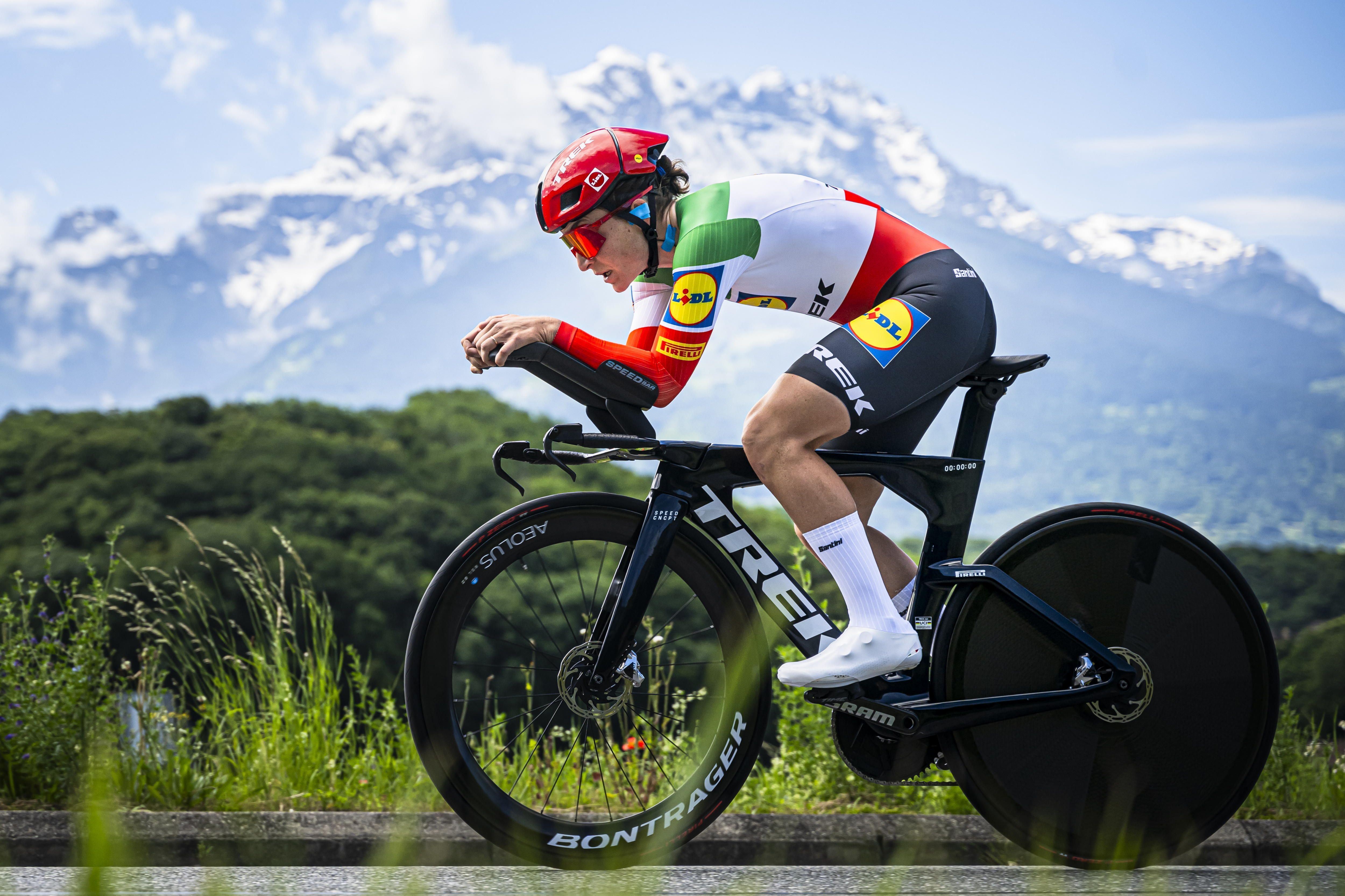 Elisa Longo Borghini, 2024ko maglia arrosa janzteko hautagai nagusietako bat da. Italiarrek ez dute lasterketa irabazi 2008tik. GIAN EHRENZELLER / EFE