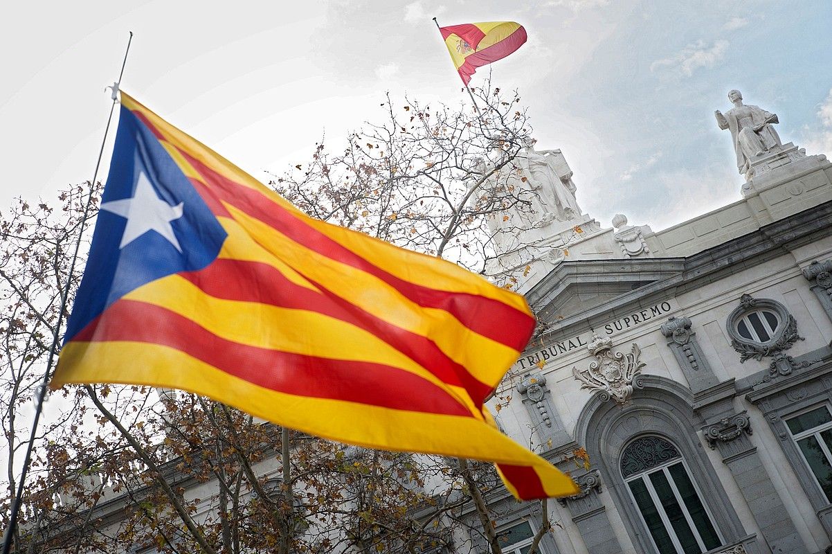 Estelada bat, joan den abenduaren 15ean Auzitegi Gorenaren aurrean egindako elkarretaratze batean. L. PIERGIOVANNI / EFE. Estelada bat, joan den abenduaren 15ean Auzitegi Gorenaren aurrean egindako elkarretaratze batean. L. PIERGIOVANNI / EFE.