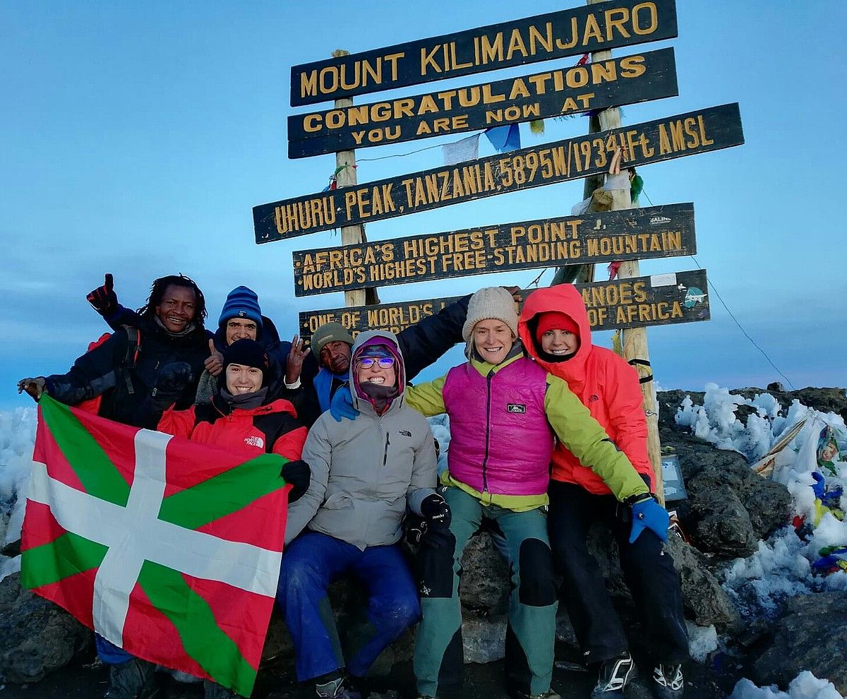 Gailurra. Afrikako gailurrik garaienean, ametsezkoa dirudien paisaia baten aurrean, harrotasunez ikurrina zabalduta. IRATI ODRIOZOLA.