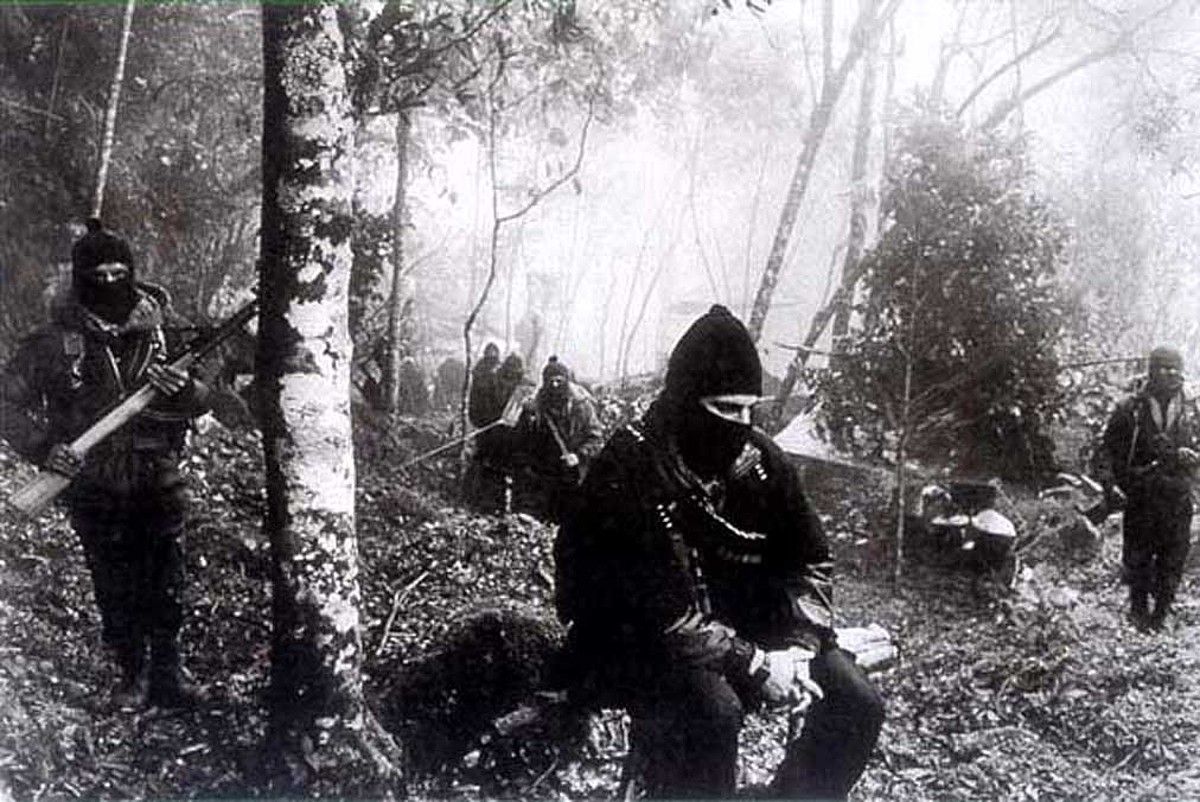 EZLN Askapen Nazionaleko Armada Zapatistako kideak, Marcos komandanteordea tartean, Lacandonako oihanean, Chiapasen. BERRIA.