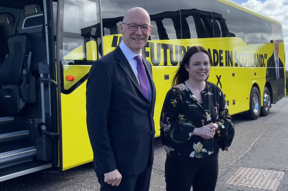 Ezkerretik eskuinera: John Swinney Eskoziako lehen ministroa eta Kate Forbes lehen ministrordea (SNPkoak), iragan ekainaren 29an, Edinburgon. SUSANA BLAYA / EFE Ezkerretik eskuinera: John Swinney Eskoziako lehen ministroa eta Kate Forbes lehen ministrordea (SNPkoak), iragan ekainaren 29an, Edinburgon. SUSANA BLAYA / EFE