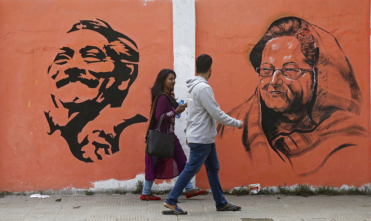 Mujibur Rahman Bangladeshko nazioaren aita eta haren alaba Hasina lehen ministroaren irudiak, Dhakan. MONIRUL ALAM/EFE. Mujibur Rahman Bangladeshko nazioaren aita eta haren alaba Hasina lehen ministroaren irudiak, Dhakan. MONIRUL ALAM/EFE.