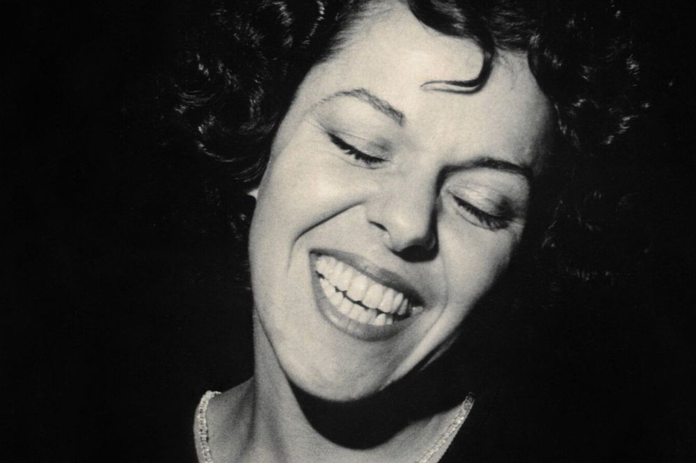 'Miucha, a voz da bossa nova' filma / Heloisa Buarque de Hollanda 'Miucha, a voz da bossa nova' filma / Heloisa Buarque de Hollanda