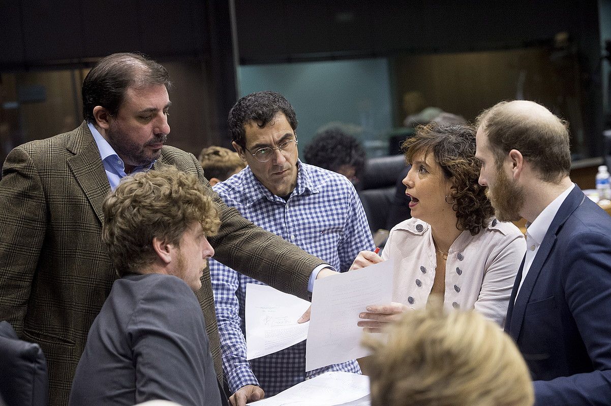 Unai Hualde (Geroa Bai), Maiorga Ramirez (EH Bildu), Ruben Velasco (Ahal Dugu - Orain Bai), Ainhoa Unzu (PSN) eta Jokin Castiella (Geroa Bai), abenduaren 20an, Nafarroako Parlamentuan. IÑIGO URIZ / FOKU.