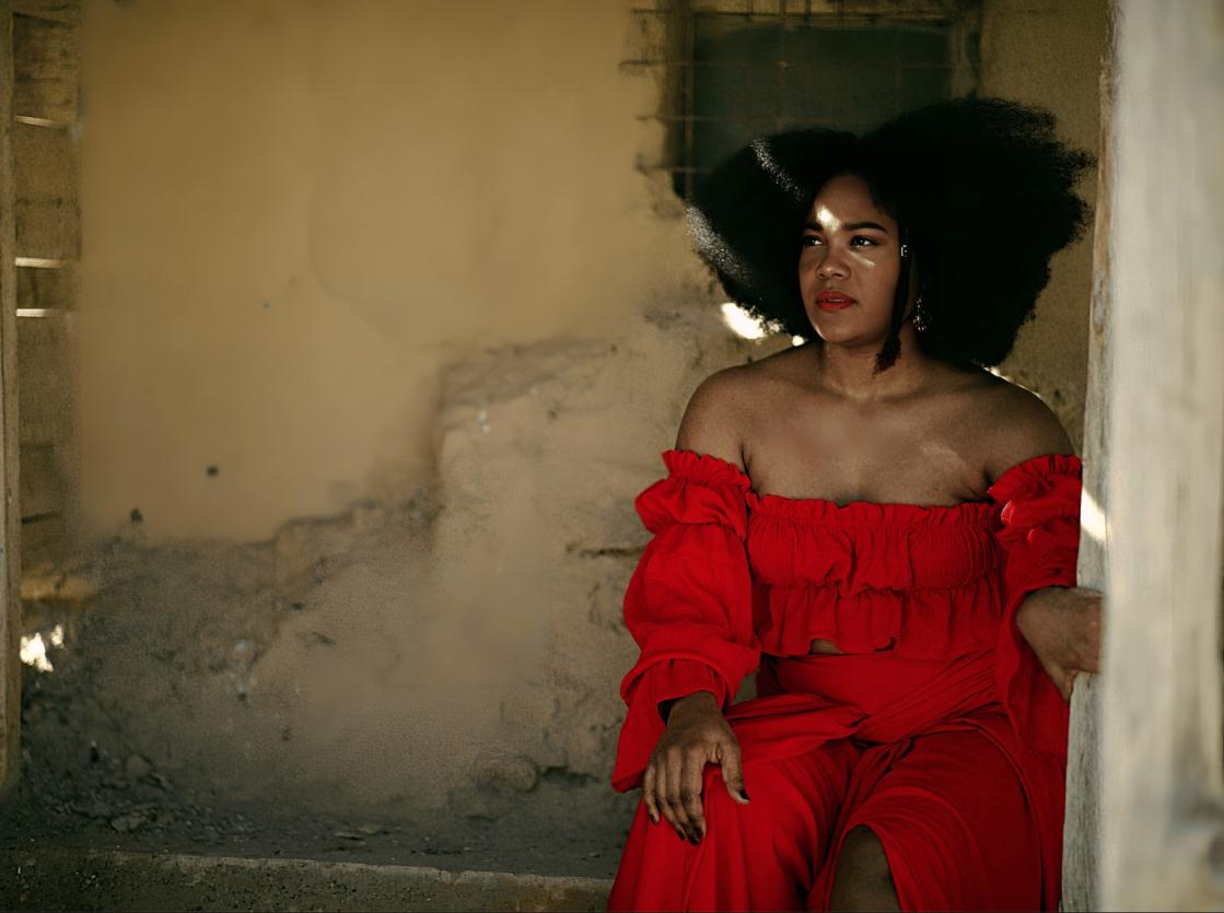 Emma Marie Coly Mullet 'Yakone' abeslaria, Bardean, diskorako egindako irudi batean. YACONE MUSIC