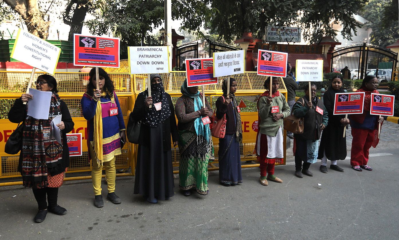 Keralako emakumeak babesteko elkarretaratzea egin zuten asterartean New Delhin. RAJAT GUPTA / EFE.