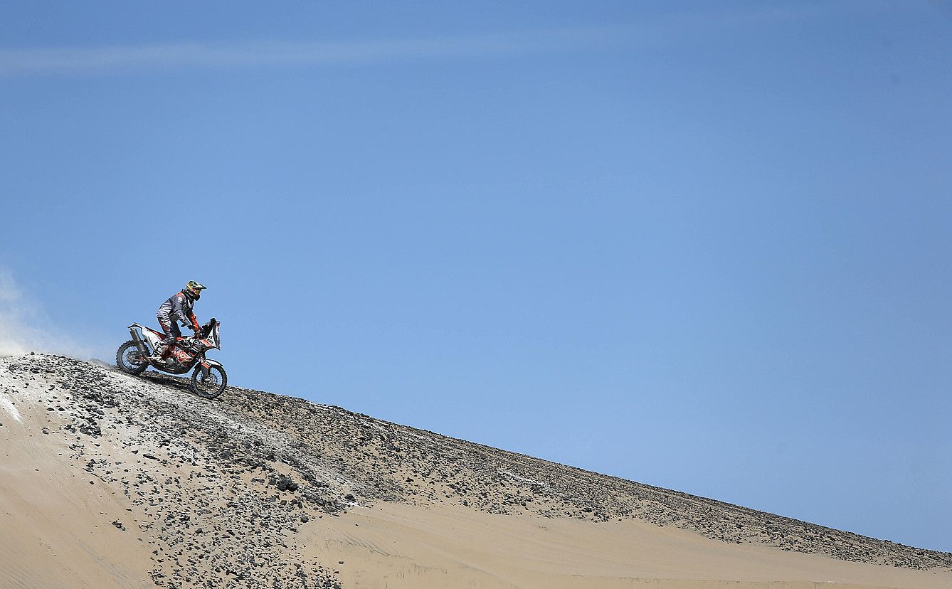 Moto gidari bat, Incako basamortuan, Perun. Handik pasatuko da aurten Dakar rallya. ERNESTO ARIAS / EFE.