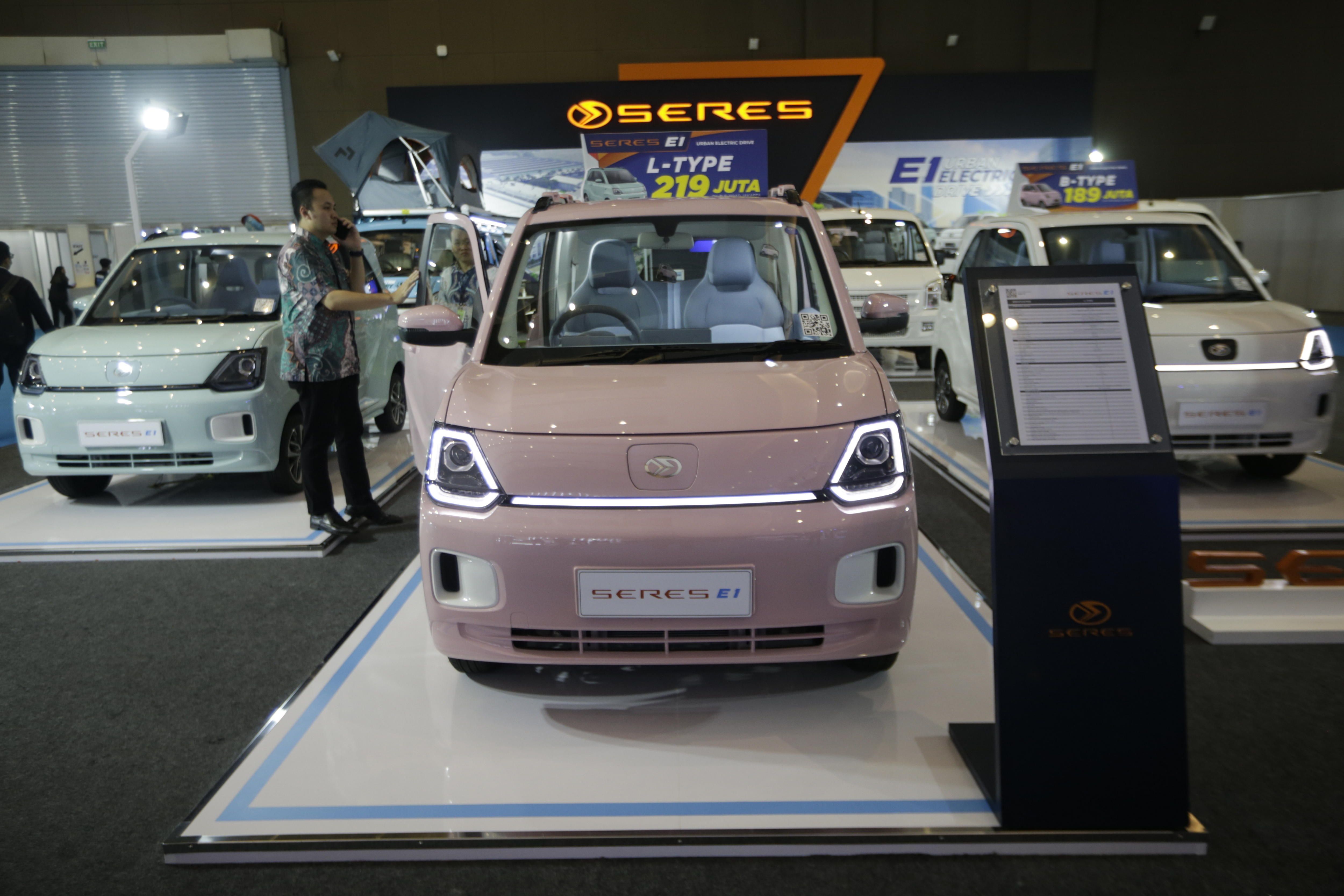 Seres markako auto elektriko txinatarrak, Indonesiako azoka batean. BAGUS INDAHONO / EFE