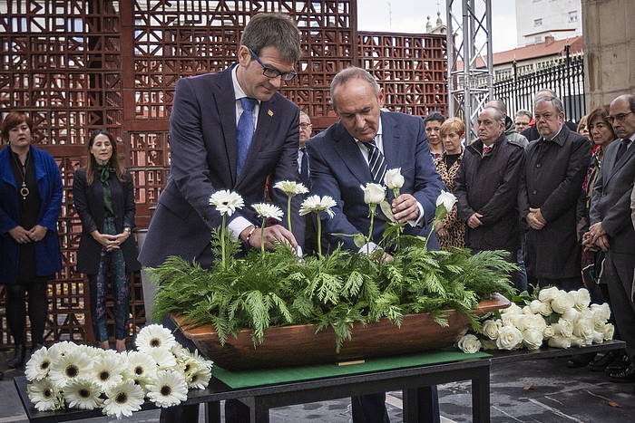 Gorka Urtaran eta Ramiro Gonzalez, Memoriaren Eguneko ekitaldian. ENDIKA PORTILLO, FOKU.