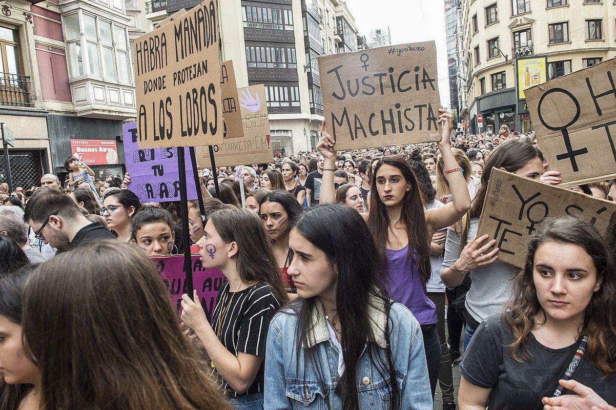 Ekainean Bilbon eginiko manifestazioa, sanferminetako talde bortxaketako erasotzaileak aske geratu zirela salatzekoa. MARISOL RAMIREZ / FOKU. Ekainean Bilbon eginiko manifestazioa, sanferminetako talde bortxaketako erasotzaileak aske geratu zirela salatzekoa. MARISOL RAMIREZ / FOKU.