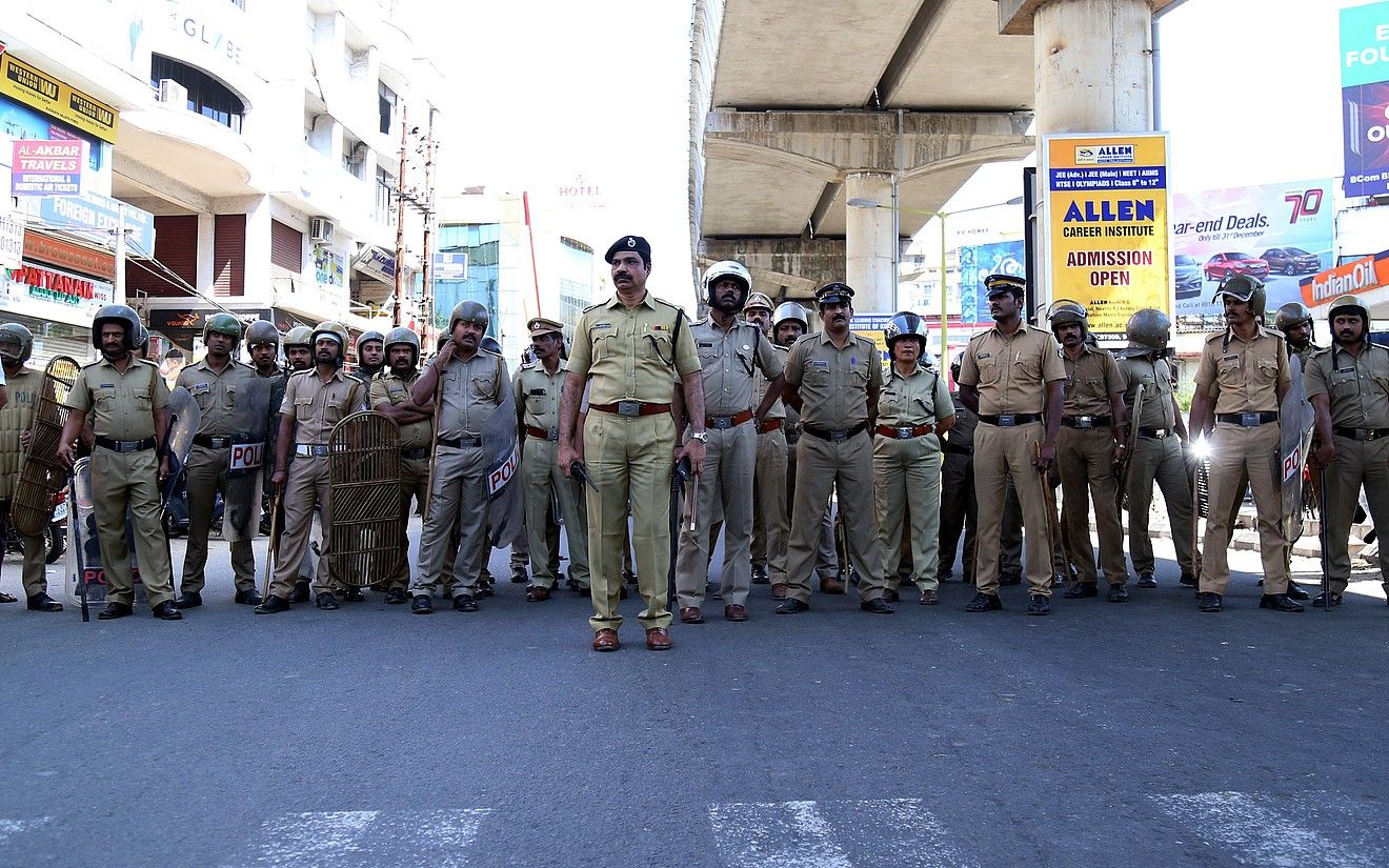 Indiako poliziak, atzo, protestalarien aurrean, Kochin, Keralako hiriburu ekonomikoan. PRAKASH ELAMAKKARA / EFE.
