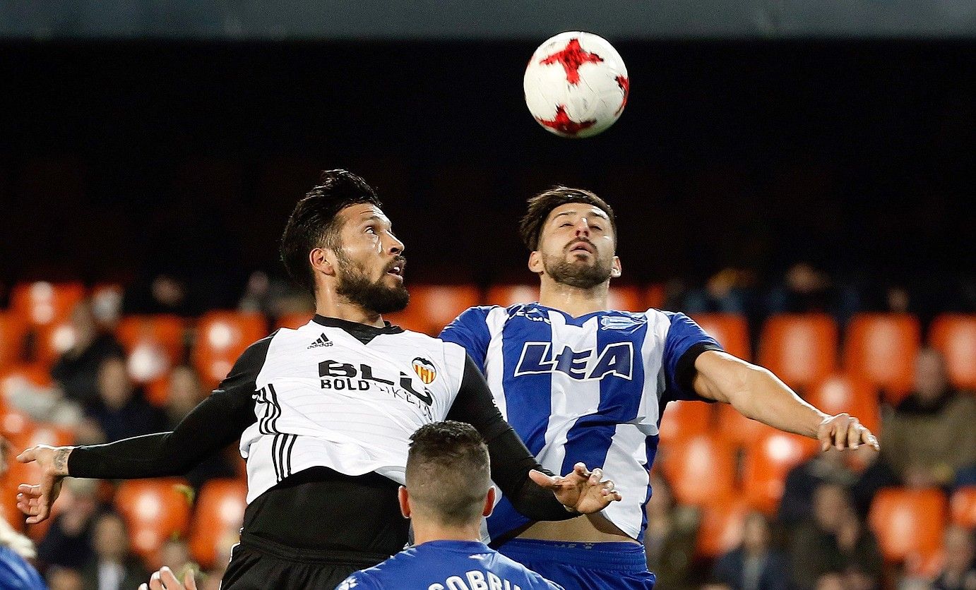 Garay Valentziakoa eta Maripan Alavesekoa, baloi bategatik borrokan, iaz bi taldeek Kopan jokatu zuten partidan. JUAN CARLOS CARDENAS / EFE. Garay Valentziakoa eta Maripan Alavesekoa, baloi bategatik borrokan, iaz bi taldeek Kopan jokatu zuten partidan. JUAN CARLOS CARDENAS / EFE.