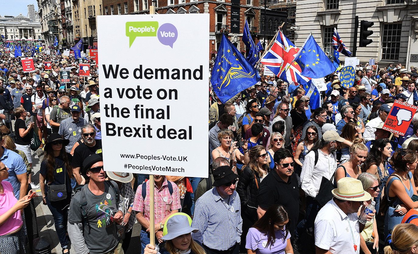 Erresuma Batua. Iazko ekainean, milaka pertsona kalera zatera ziren brexit-ari buruzko bigarren galdera eskatzeko. ANDY RAIN / EFE. Erresuma Batua. Iazko ekainean, milaka pertsona kalera zatera ziren brexit-ari buruzko bigarren galdera eskatzeko. ANDY RAIN / EFE.