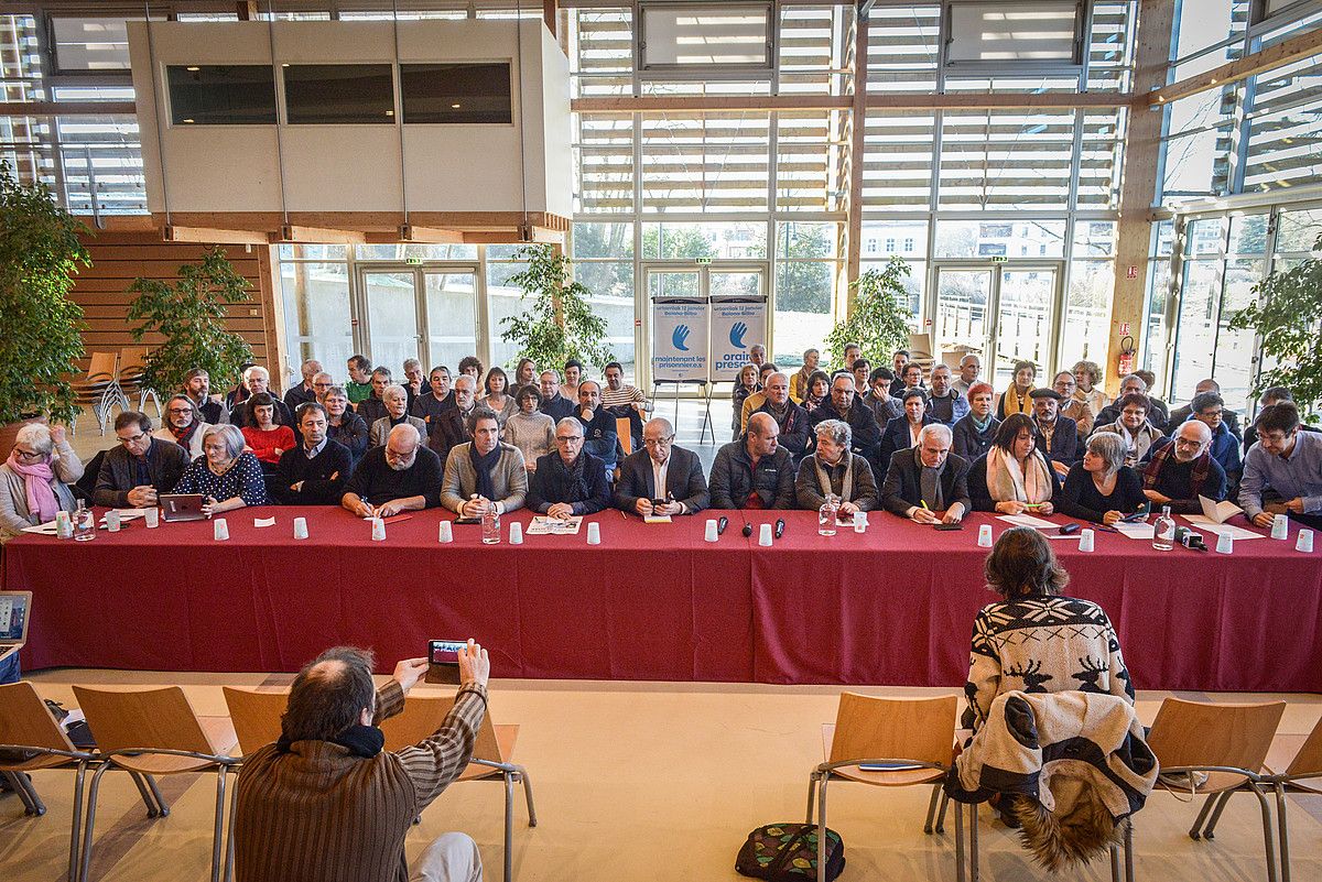 Lapurdiko, Nafarroa Behereko eta Zuberoako dozenaka hautetsi izan ziren Baionako agerraldian, atzo. I. MIQUELESTORENA.