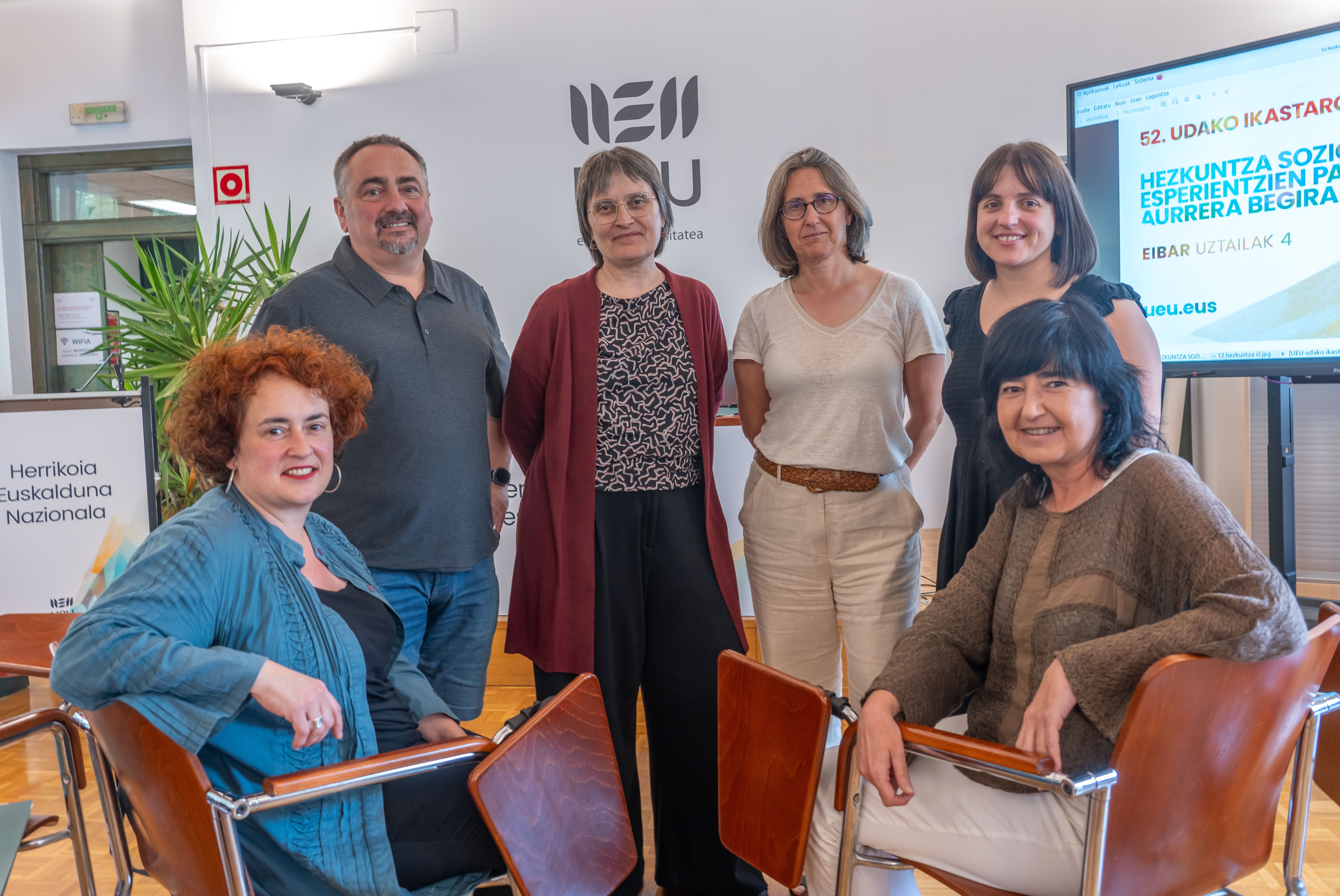 Ainhoa Lasa, Iñaki Eizmendi, Rosa Ramos, Yolanda Olasagarre, Maier Ugartemendia eta Inma Muñoa, gaur. ANDONI CANELLADA / FOKU
