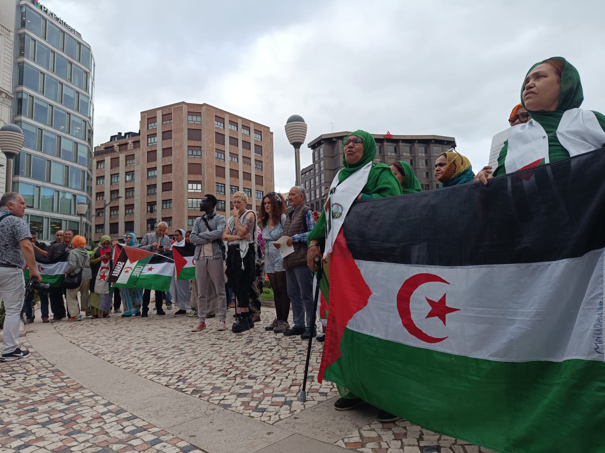 Yusef ekintzaile sahararraren aldeko elkarretaratzea, Bilboko Plaza Eliptikoan. EH BILDU