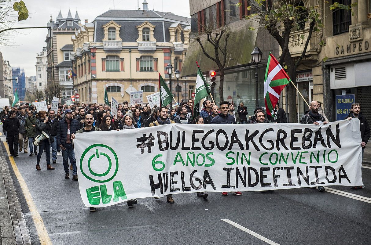 Bulegoetako langileek greba mugagabeari ekin zioten eguneko manifestazioa, Bilbon. MARISOL RAMIREZ / FOKU. Bulegoetako langileek greba mugagabeari ekin zioten eguneko manifestazioa, Bilbon. MARISOL RAMIREZ / FOKU.