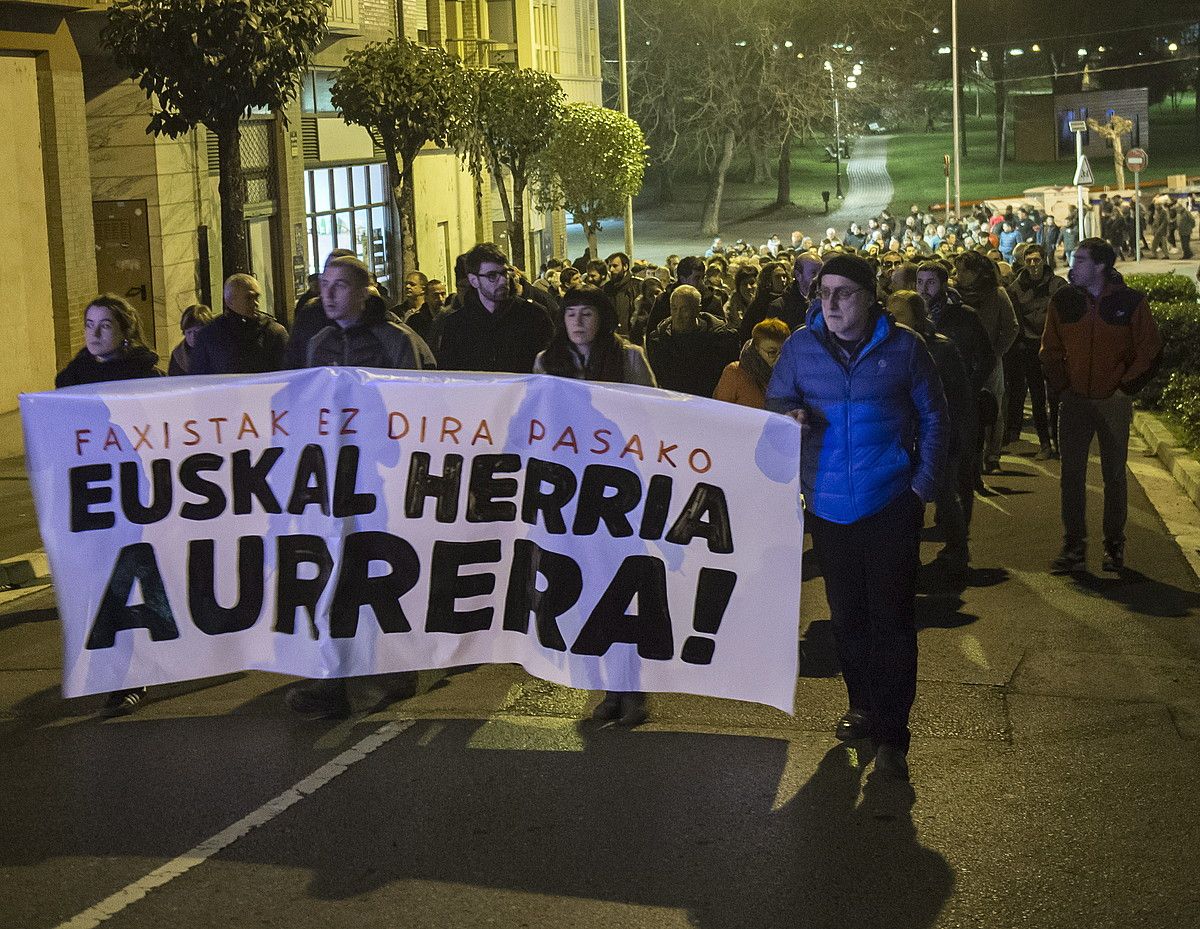 Udalak deitutako elkarretaratzearen ostean, ehunka lagun batu ziren Sortuk antolatutako martxara. MARISOL RAMIREZ / FOKU. Udalak deitutako elkarretaratzearen ostean, ehunka lagun batu ziren Sortuk antolatutako martxara. MARISOL RAMIREZ / FOKU.