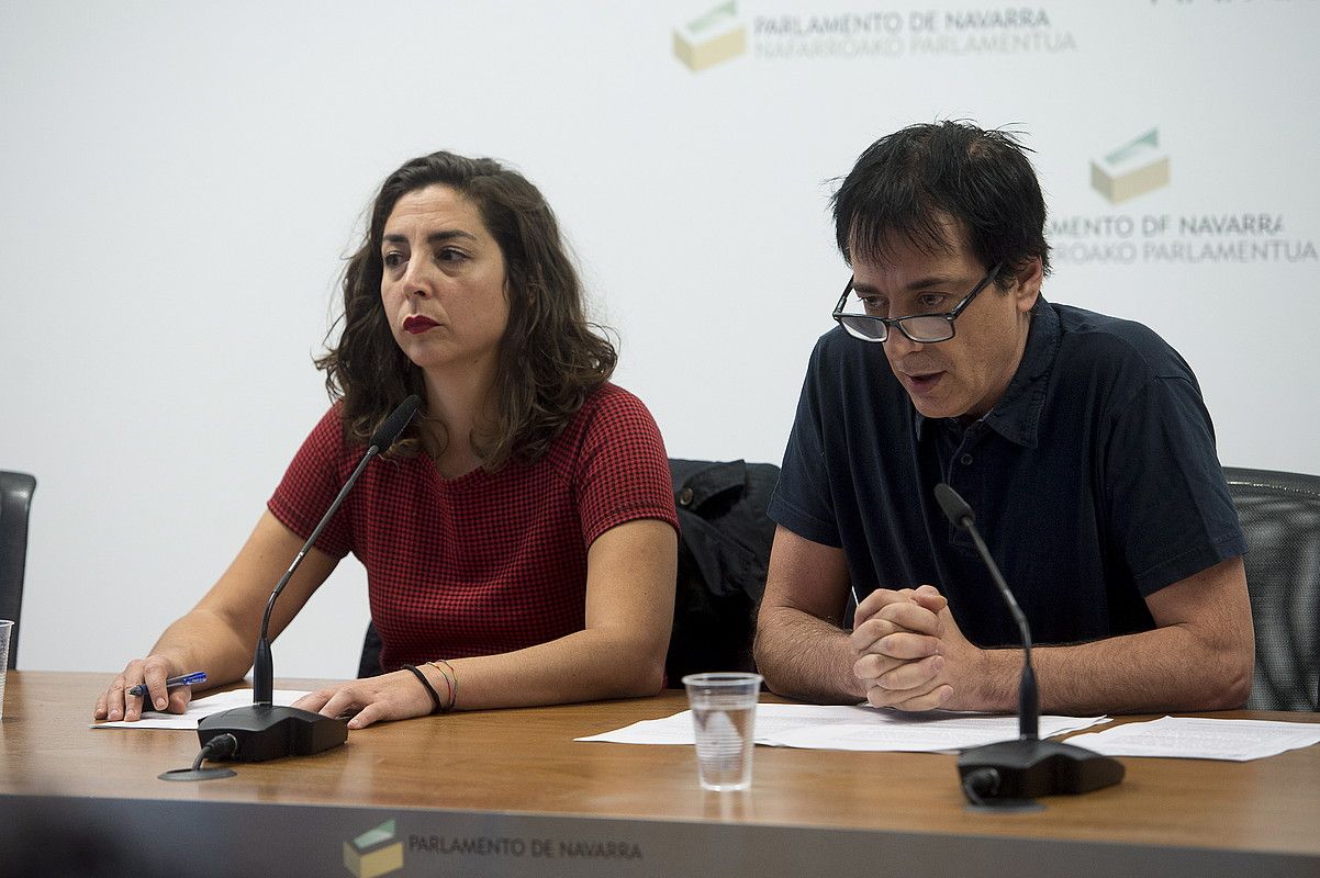 Laura Perez eta Carlos Couso, abenduaren 21ean, hiru parlamentariak kaleratzeko erabakiaren berri ematen. IÑIGO URIZ/ FOKU.