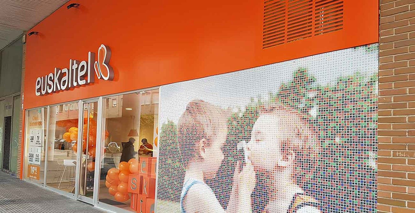 Euskaltelen denda bat, Iruñean. EUSKALTEL. Euskaltelen denda bat, Iruñean. EUSKALTEL.