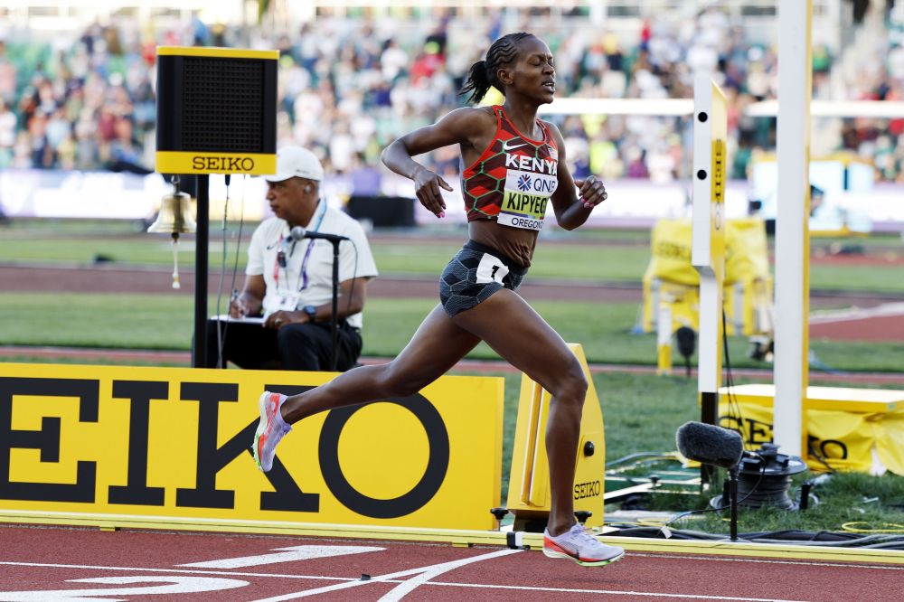 Faith Kipyegon Atletismoko Munduko Txapelketan. CJ GUNTHER / EFE Faith Kipyegon Atletismoko Munduko Txapelketan. CJ GUNTHER / EFE
