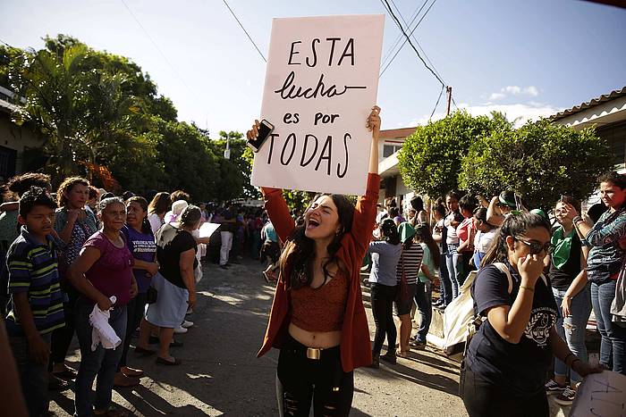 Erakunde feministak Imelda Cortez aske geratu izana ospatzen. RODRIGO SUSA, EFE
