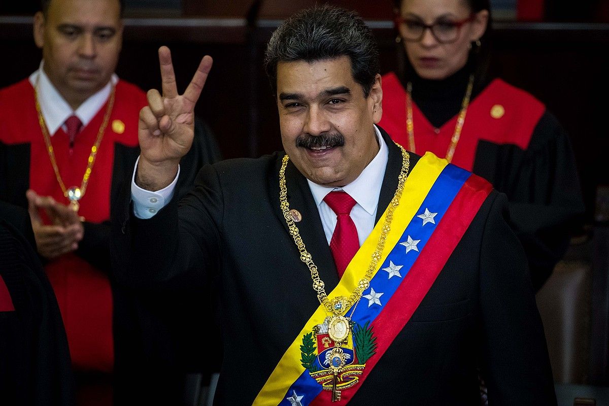 Nicolas Maduro Venezuelako presidente kargua hartu berritan, atzo, Auzitegi Gorenaren egoitzan, Caracasen. MIGUEL GUTIERREZ / EFE. Nicolas Maduro Venezuelako presidente kargua hartu berritan, atzo, Auzitegi Gorenaren egoitzan, Caracasen. MIGUEL GUTIERREZ / EFE.