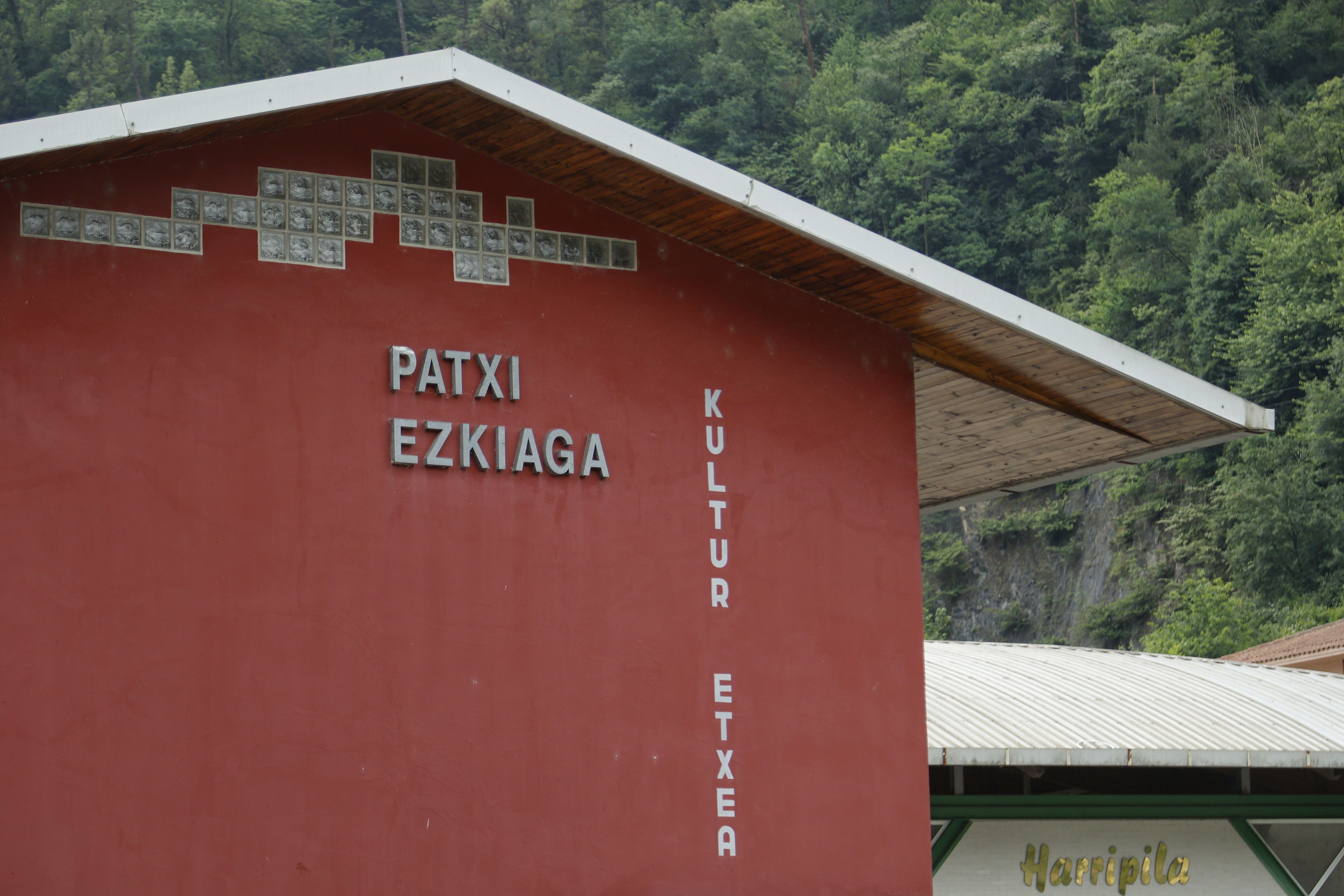 Patxi Ezkiagaren izena zuen Legorretako kultur etxeak, udalak izena kentzea erabaki zuen arte. MAIALEN ANDRES / FOKU