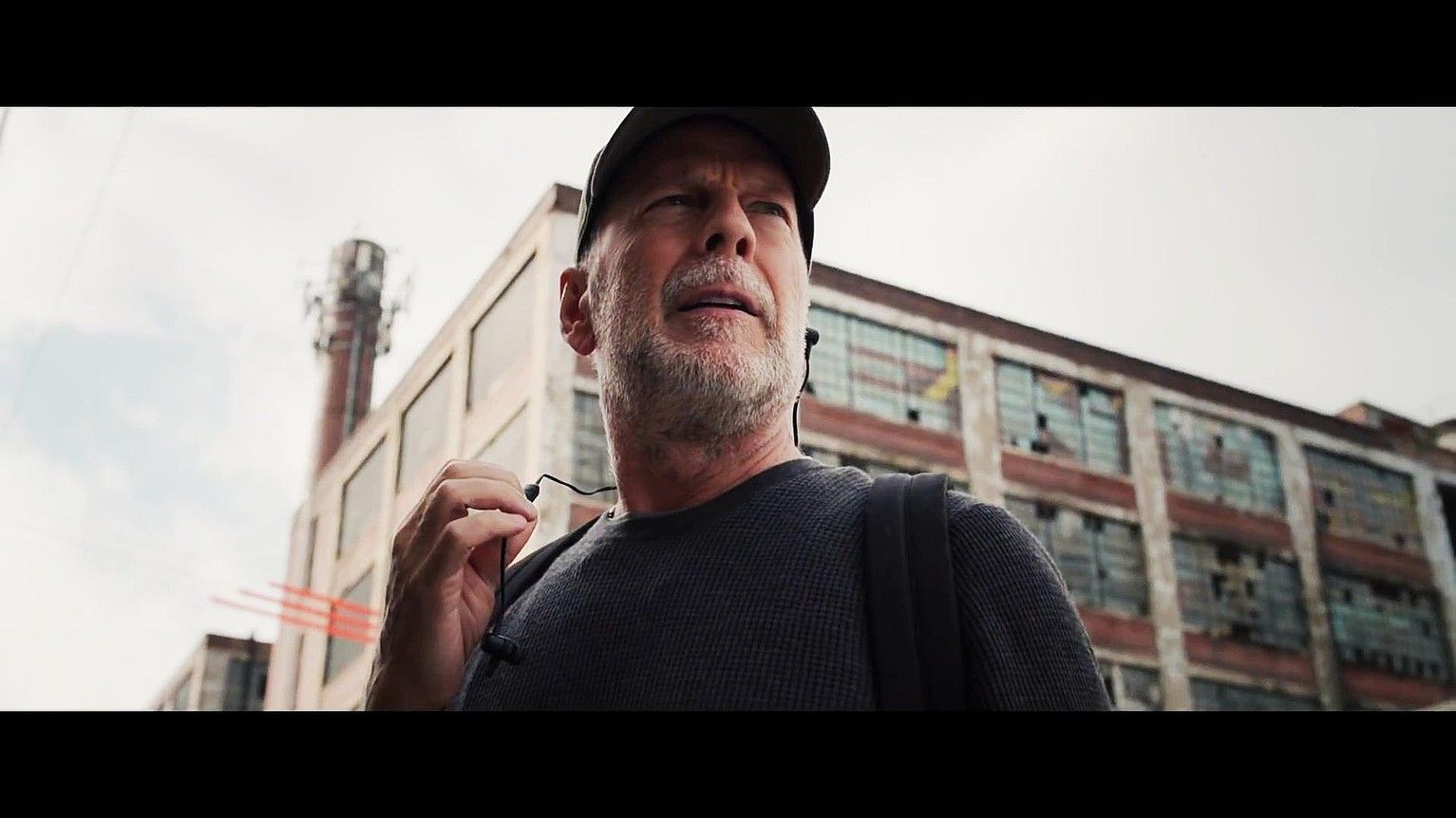 Bruce Willis aktorearen ibilbideari bultzada eman zion M. Night Shyamalan zuzendariak 1999. urtean. Orain, berriz egin du protagonista. BERRIA. Bruce Willis aktorearen ibilbideari bultzada eman zion M. Night Shyamalan zuzendariak 1999. urtean. Orain, berriz egin du protagonista. BERRIA.