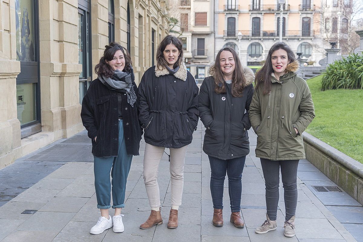 Sara Mansilla, Izaro, Olatz Salvador eta Elena Setien, Gure Ahotsak egitasmoaren aurkezpenean, atzo, Donostian. ANDONI CANELLADA / FOKU.