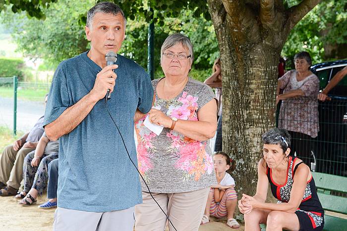 Graxi Etxebehere, Jeff Mateo eta Isabelle Lekunberri operazioaren ondoren aske utzi zituztenean egin zieten ongi etorria, 2015eko uztailaren 12an, Ortzaizen (Nafarroa Beherea). ISABELLE MIQUELESTORENA