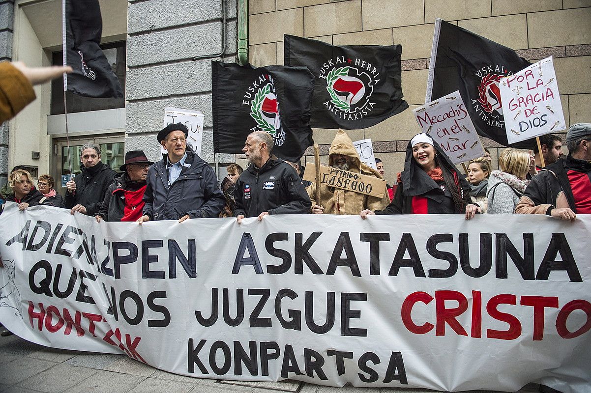Adierazpen askatasunaren aldeko protesta, epaiketa egunean. M. RAMIREZ/ FOKU. Adierazpen askatasunaren aldeko protesta, epaiketa egunean. M. RAMIREZ/ FOKU.