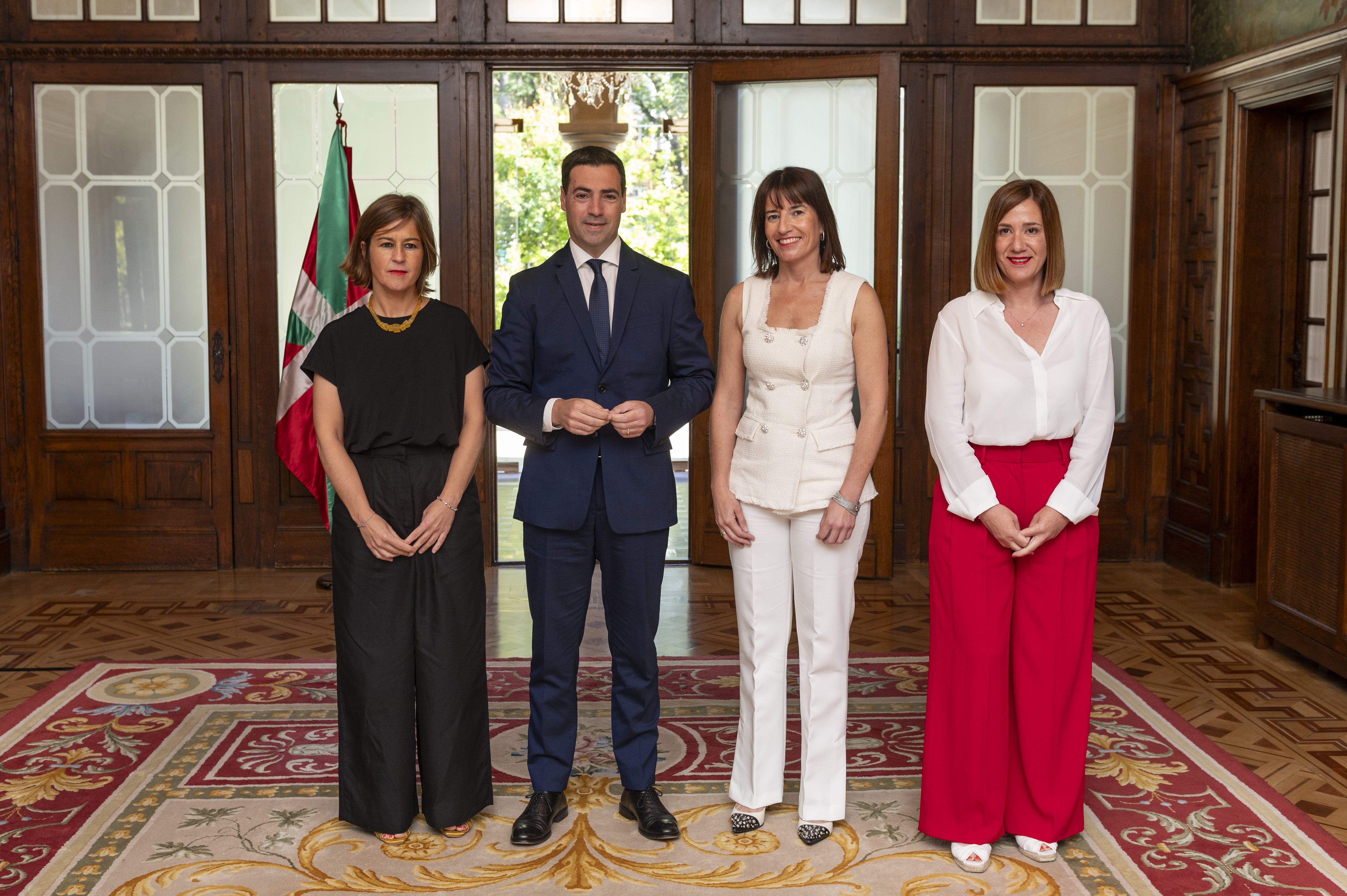 Ezker-eskuin: Alkorta, Pradales, Apraiz eta Laborda, gaur, Ajuriaenean. IREKIA