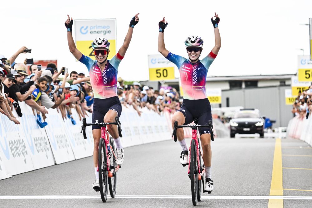 Canyon-Sram taldeak sasoiko dagoela erakutsi du Suitzako Itzulian. irudian,Katarzyna Niewiadoma eta Neve Bradbury. GIAN EHRENZELLER/EFE Canyon-Sram taldeak sasoiko dagoela erakutsi du Suitzako Itzulian. irudian,Katarzyna Niewiadoma eta Neve Bradbury. GIAN EHRENZELLER/EFE