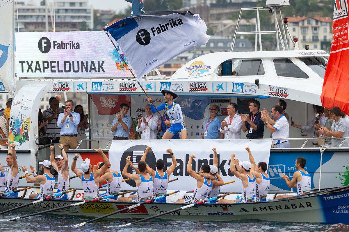 Donostiarrako arraunlariak, iaz lortu zuten garaipena ospatzen. AITOR ARRIZABALAGA