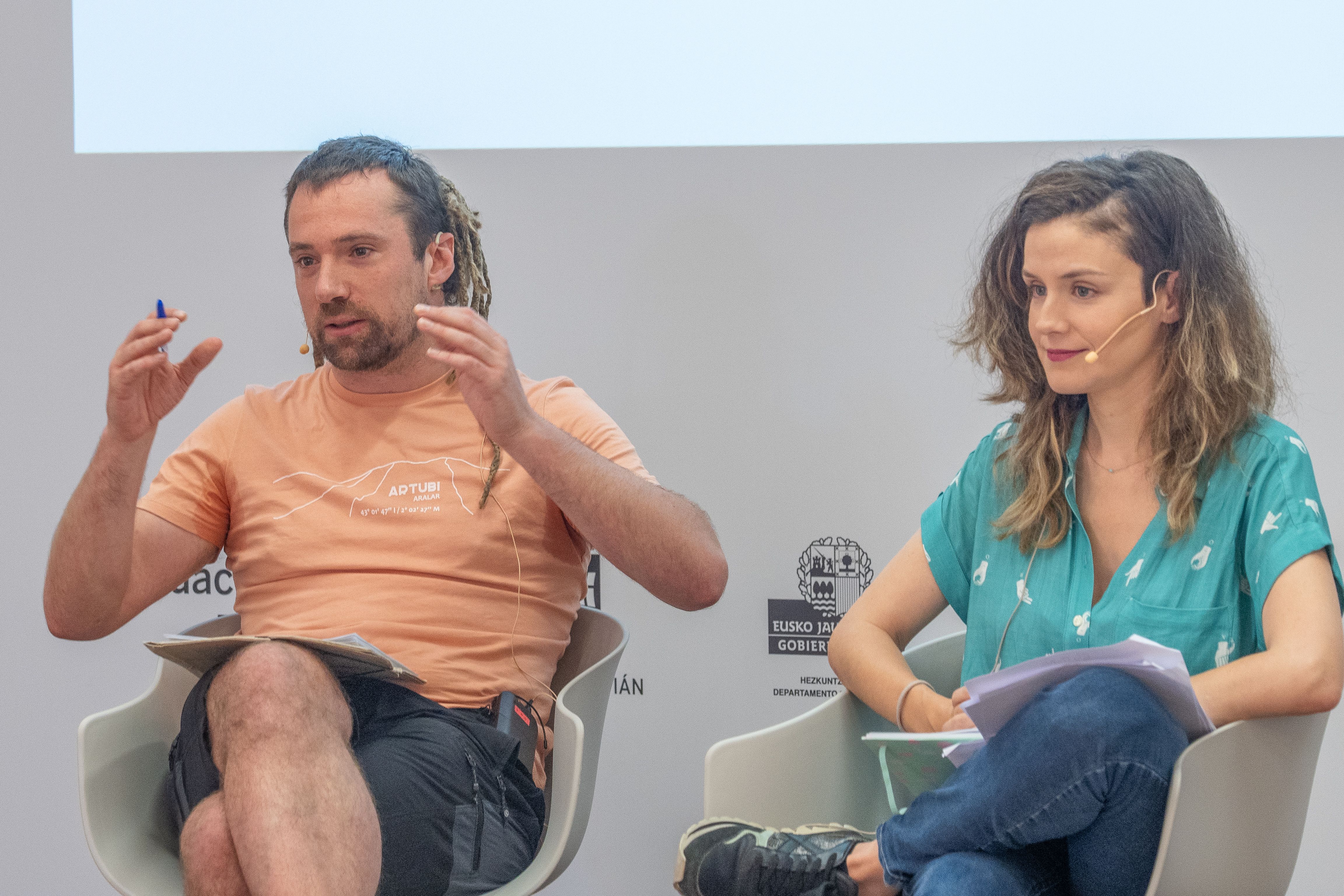 Imanol Artola gai jartzailea eta Alaia Martin bertsolaria, EHUren Udako Ikastaroetan. ANDONI CANELLADA / FOKU