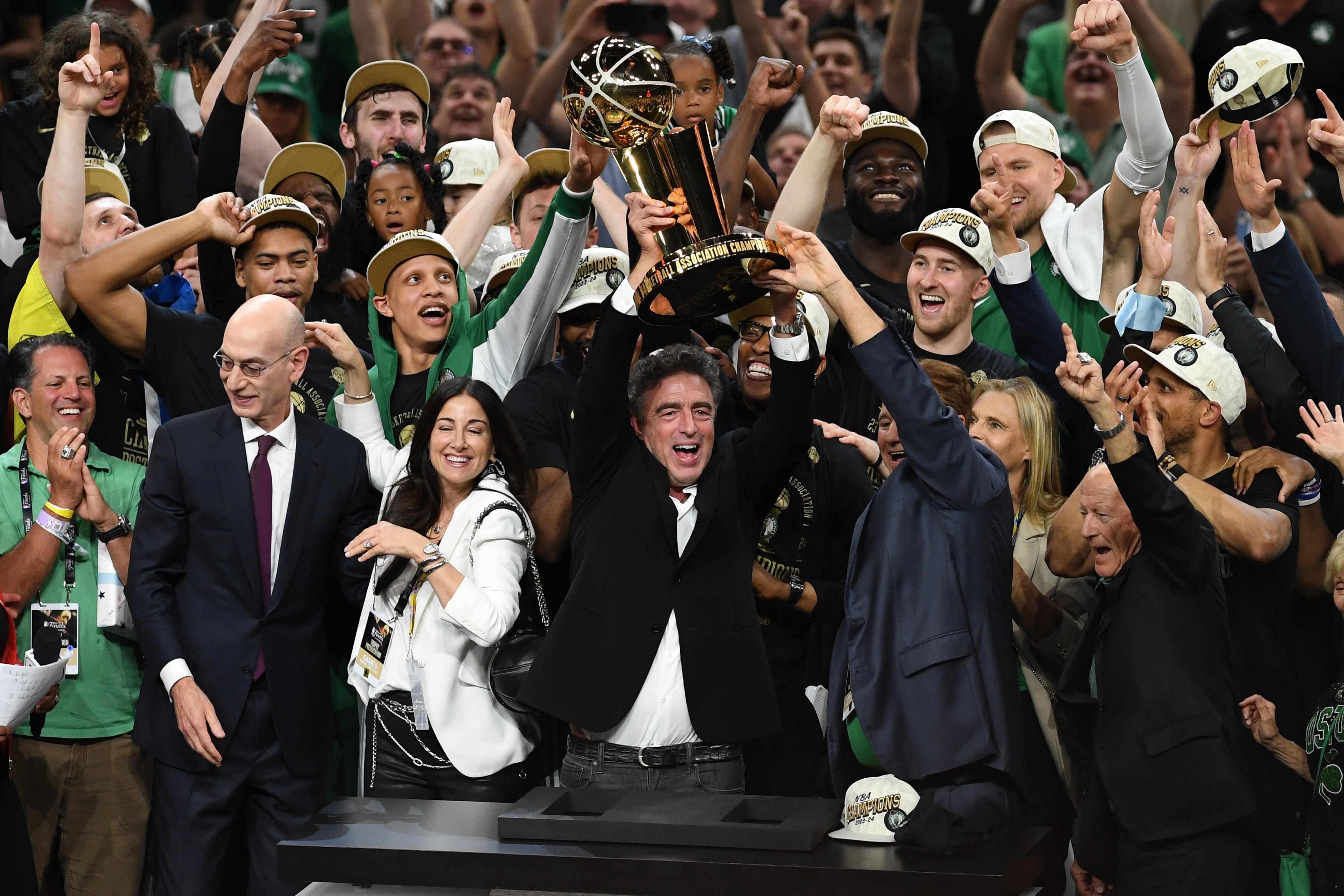   Wycliffe Grousbeck Boston Celticsen jabea, NBAko garaikurrarekin. A.S. / EFE