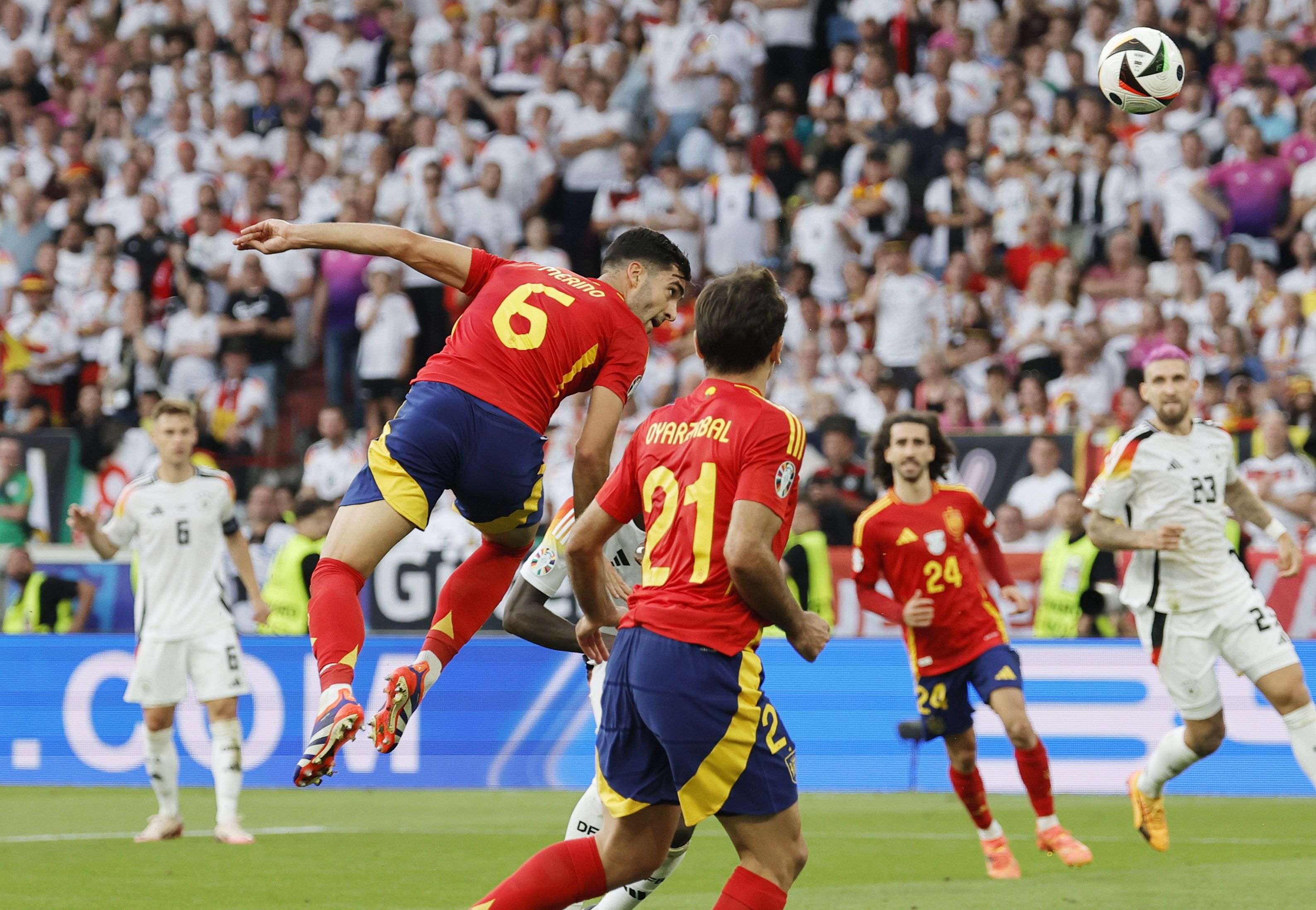 Mikel Merino, gola sartzen. RONALD WITTEK/EFE