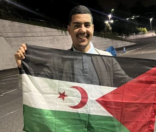 Yusef Mahmudi gazte sahararra, Loiuko aireportuan atxikita egon ostean, aske geratu ondoren. @SPL_Saharara
