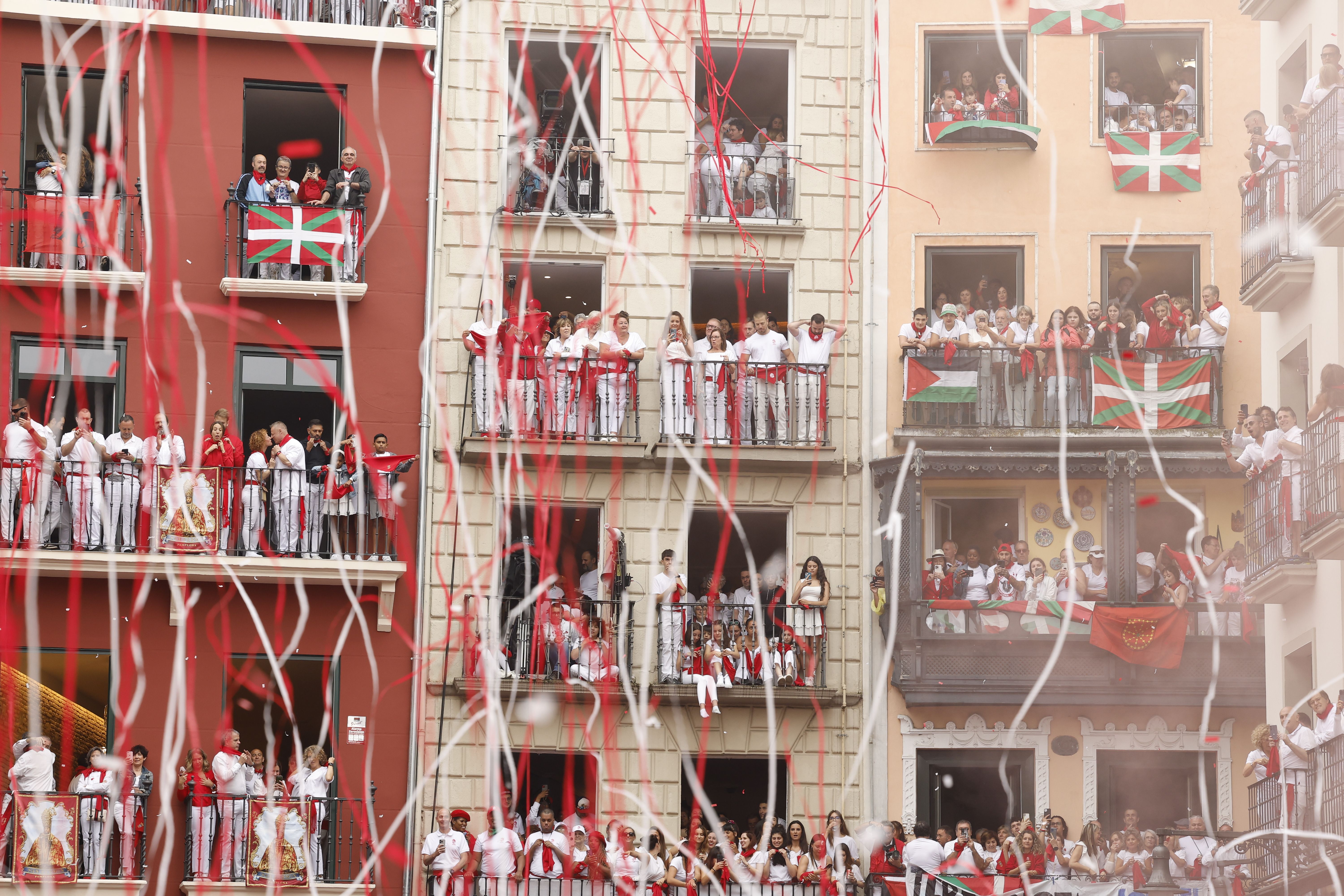 Festa lehertu da Iruñean, udaletxeko plazan, txupinazoa botatakoan. VILLAR LOPEZ / EFE