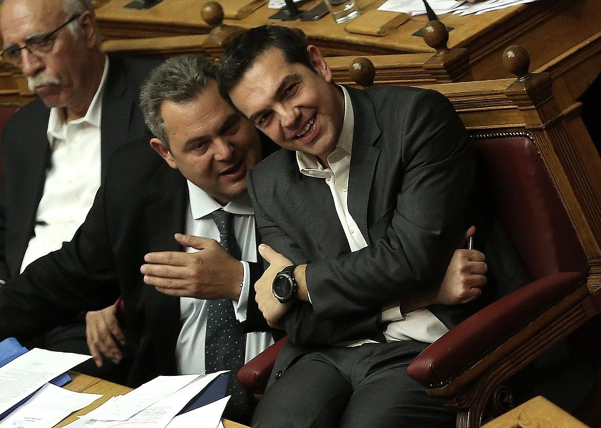 Kammenos —ezkerrean— eta Tsipras, 2017ko azaroan parlamentuan egindako saio batean. SIMELA PANTZARTZI / EFE.