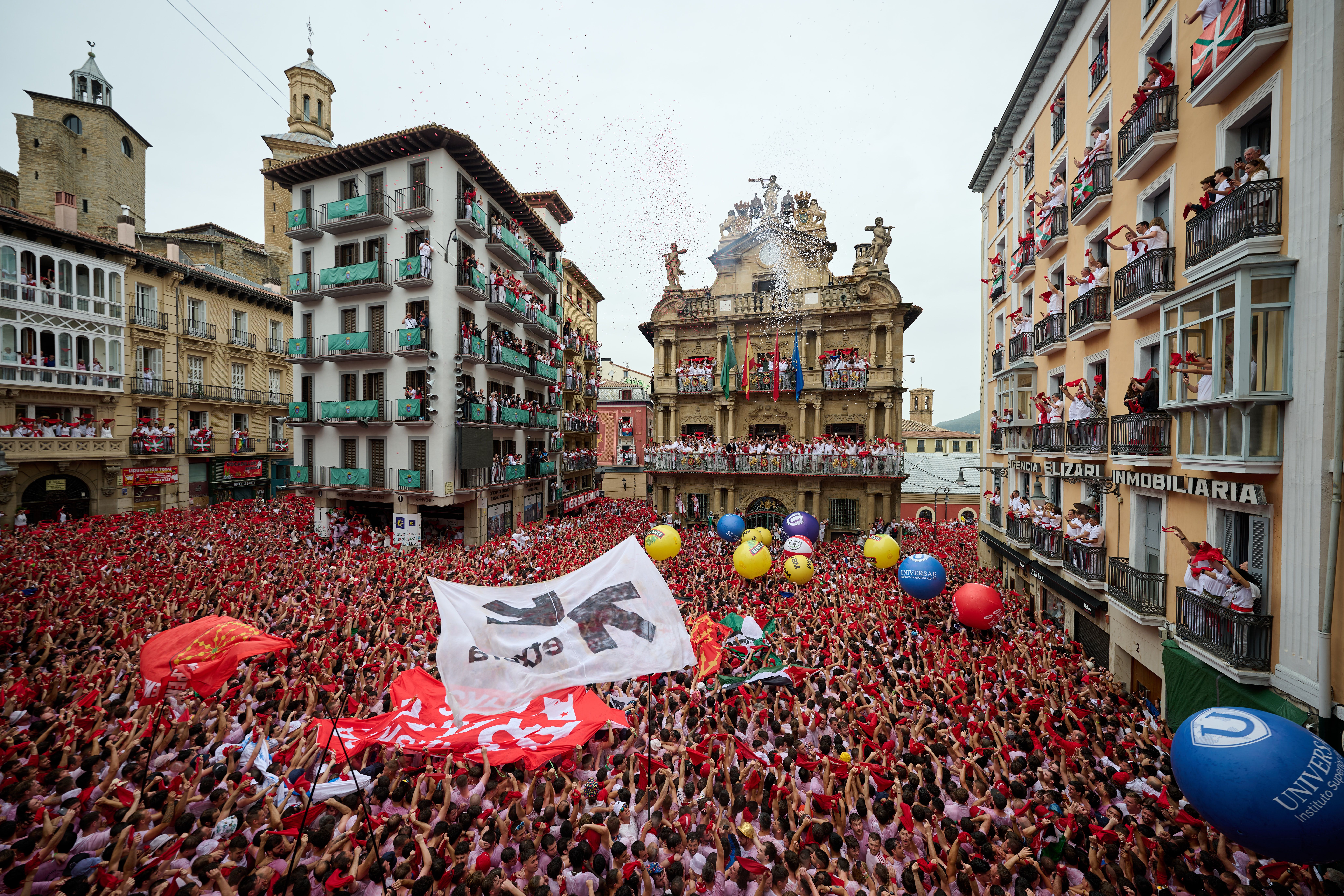 Euskal presoen aldeko banderola erraldoi bat, udaletxeko plazan, txupinazoan. DANIEL FERNANDEZ / EFE