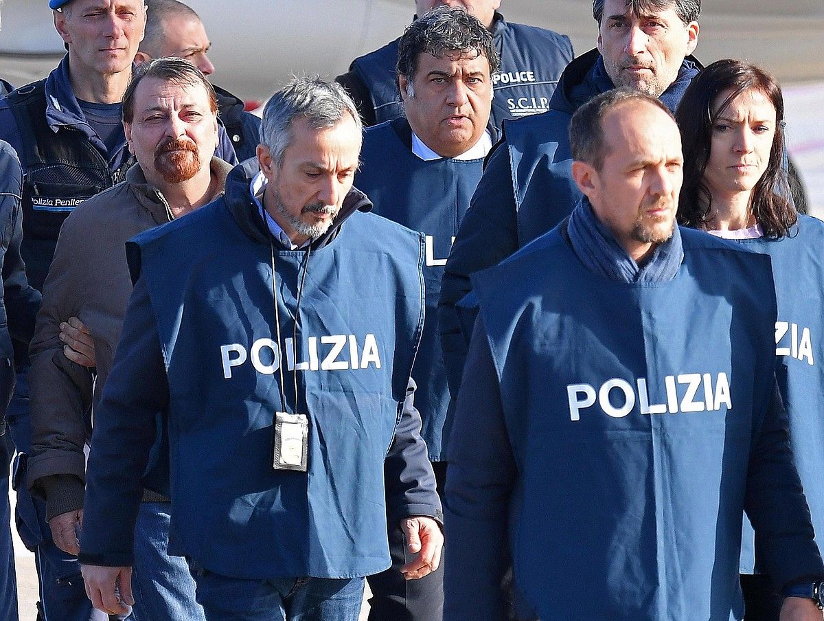 Poliziaz ingururatuta iritsi zen Battisti Erromako Ciampino aireportura, atzo. ETTORE FERRARI / EFE.