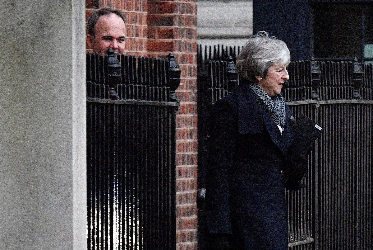 Theresa May Erresuma Batuko lehen ministroa, atzo, Downing Streeteko 10. zenbakitik ateratzen, Londresen. NEIL HALL / EFE.